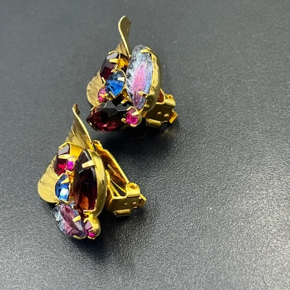 Vintage ? Juliana Gold Tone Rhinestone Fan Clip on Earrings: Purple Givre‎ Glass